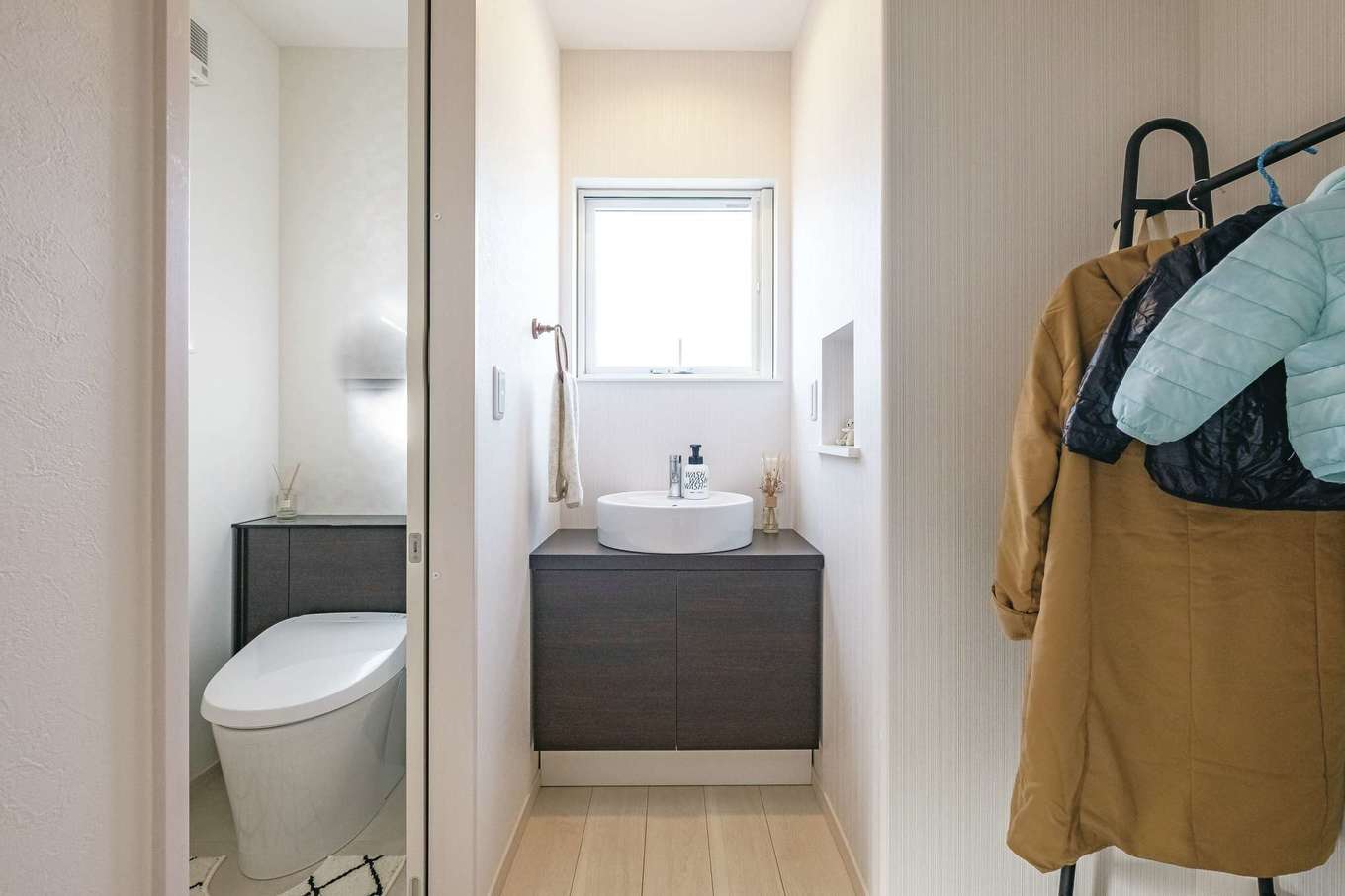 イデキョウホーム【デザイン住宅、省エネ、屋上バルコニー】2階洗面とトイレはモノトーンでシックに。コート置き場を作ってリビングに持ち込まない工夫も