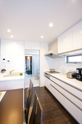 セパレートタイプのキッチン。シンクの並びにダイニングテーブルを置き、空間を無駄なく活用。洗面室とつながっているため、朝の子どもたちの支度も便利に