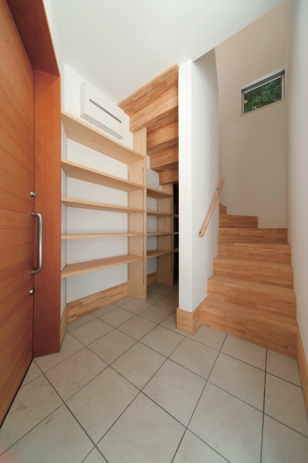 関のシューズクロークは階段下のデッドスペースを巧みに利用