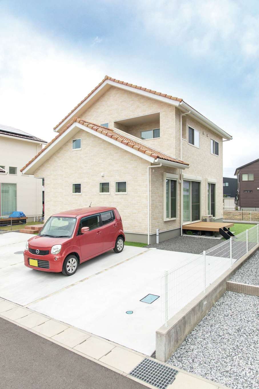 小玉建設【デザイン住宅、子育て、間取り】周囲を明るくする、ほどよいかわいさをまとう外観。バルコニーはリラックススペースとしてご主人が希望