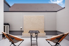 リビングに隣接したバルコニーは、プライベートガーデンとして重宝。室内とつながるアウトドアリビングとして、BBQや鍋パーティーを楽しんでいる