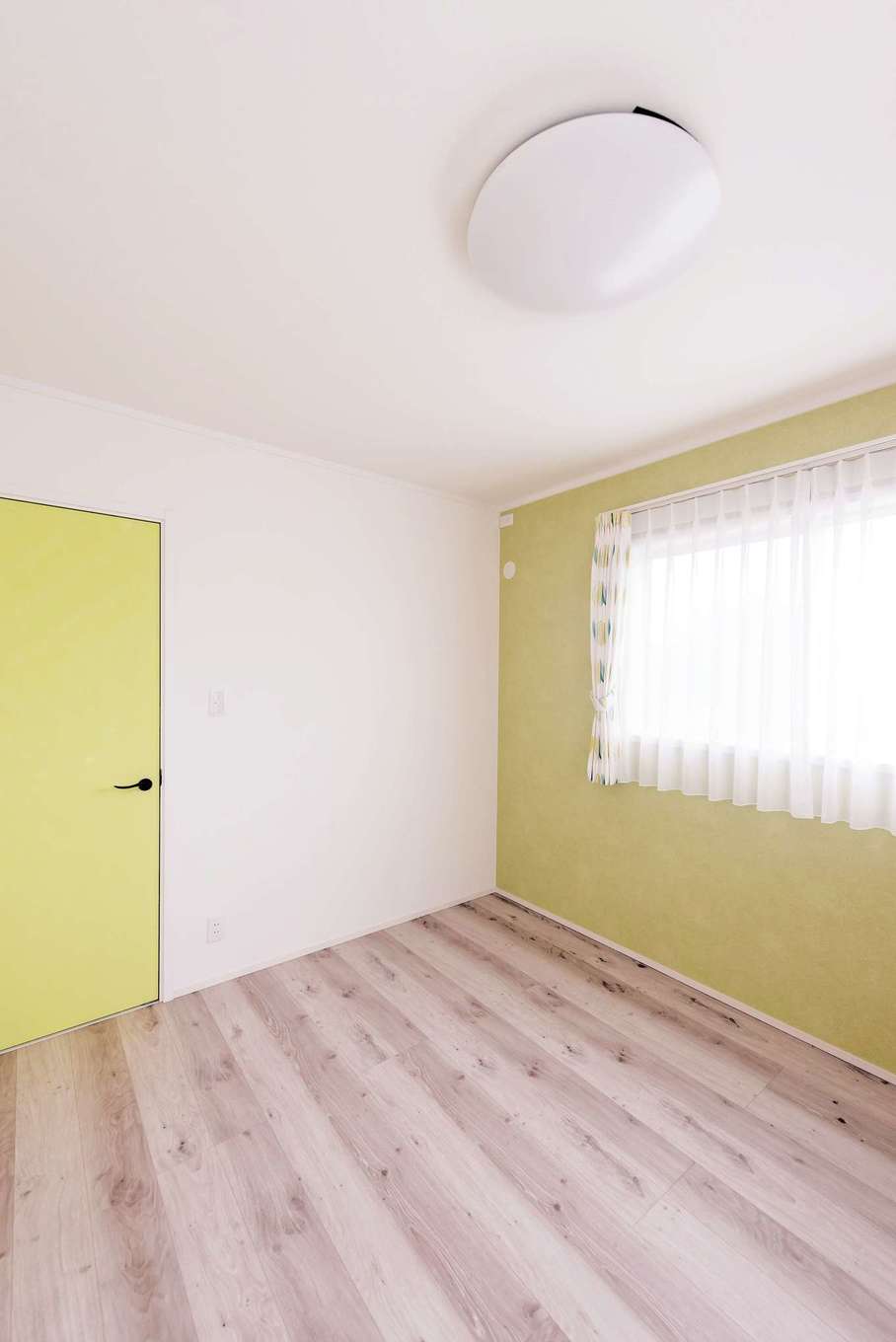 静鉄ホームズ【デザイン住宅、子育て、趣味】子ども部屋は一面のクロスとドアの色をコーディネート