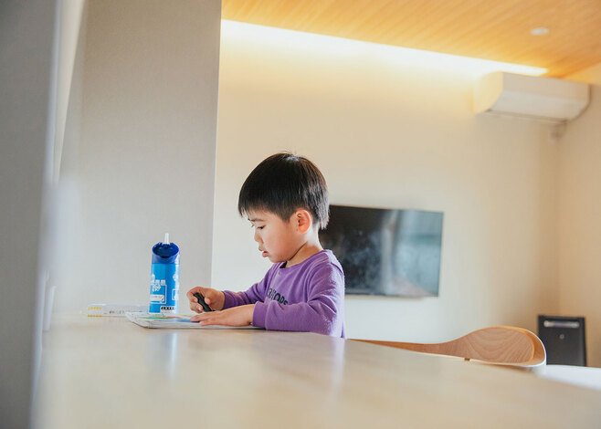 キッチン前のカウンターは宿題やお絵描きに