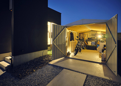 ガレージには、バイクだけでなくキャンプ道具をしまえるスペースも確保