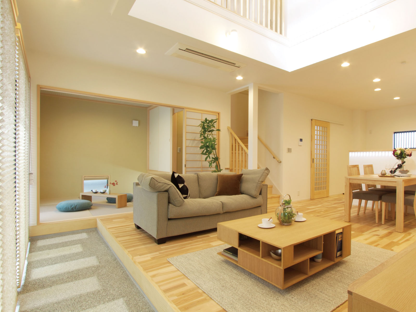 ヘスタホーム｜通り土間が特徴のリビング。畳の小さなスペースも隣接しており、和の要素を取り入れている。