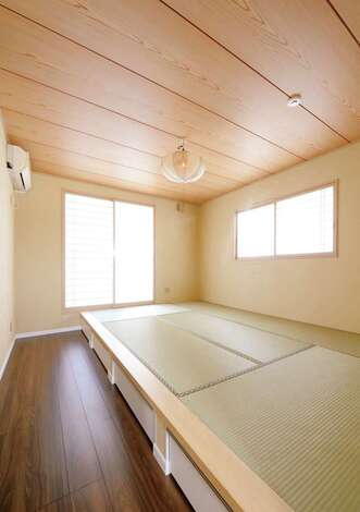 小上がりに畳を敷いた主寝室。床下収納＋約4畳のウォークインクローゼットを完備