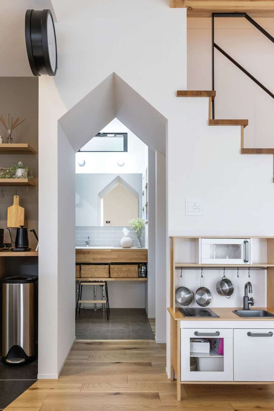 SEVEN HOUSE/セブンハウス【デザイン住宅、間取り、平屋】リビングとサニタリーの間にあえて扉をつけないことで空気が循環し、冷暖房効率が高まるので、部屋間の温度差がなく快適に過ごせる