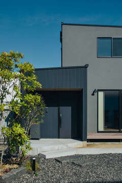 ポーチはガルバリウム鋼板スパンドレル張り