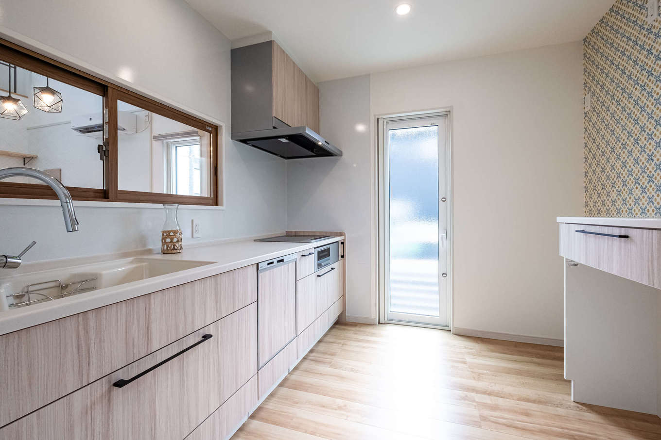 アフターホーム【省エネ、間取り、ペット】ゆったりとした広さのキッチン。入口には引き戸を、ダイニング側には小窓を付け、調理中に猫が入ってこないよう配慮した