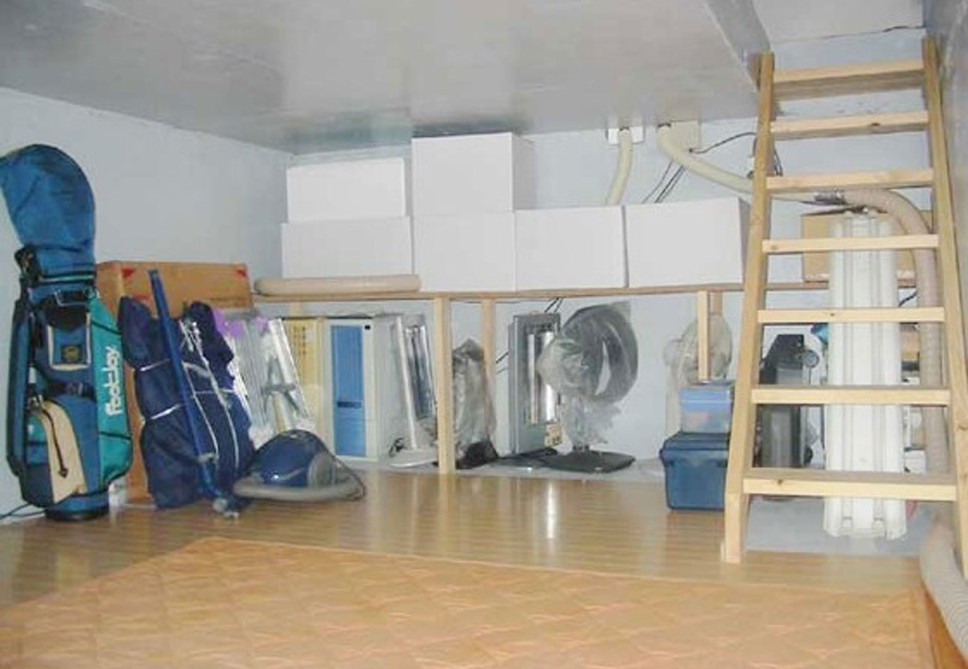 建築システム（狭小住宅専門店）【狭小住宅、ガレージ、鉄骨鉄筋コンクリート構造】地下収納庫は8畳。天井高さは1.4ｍ。容積率に加算されない範囲で可能となる収納スペースには、季節ものや使用頻度の低い工具が並ぶ