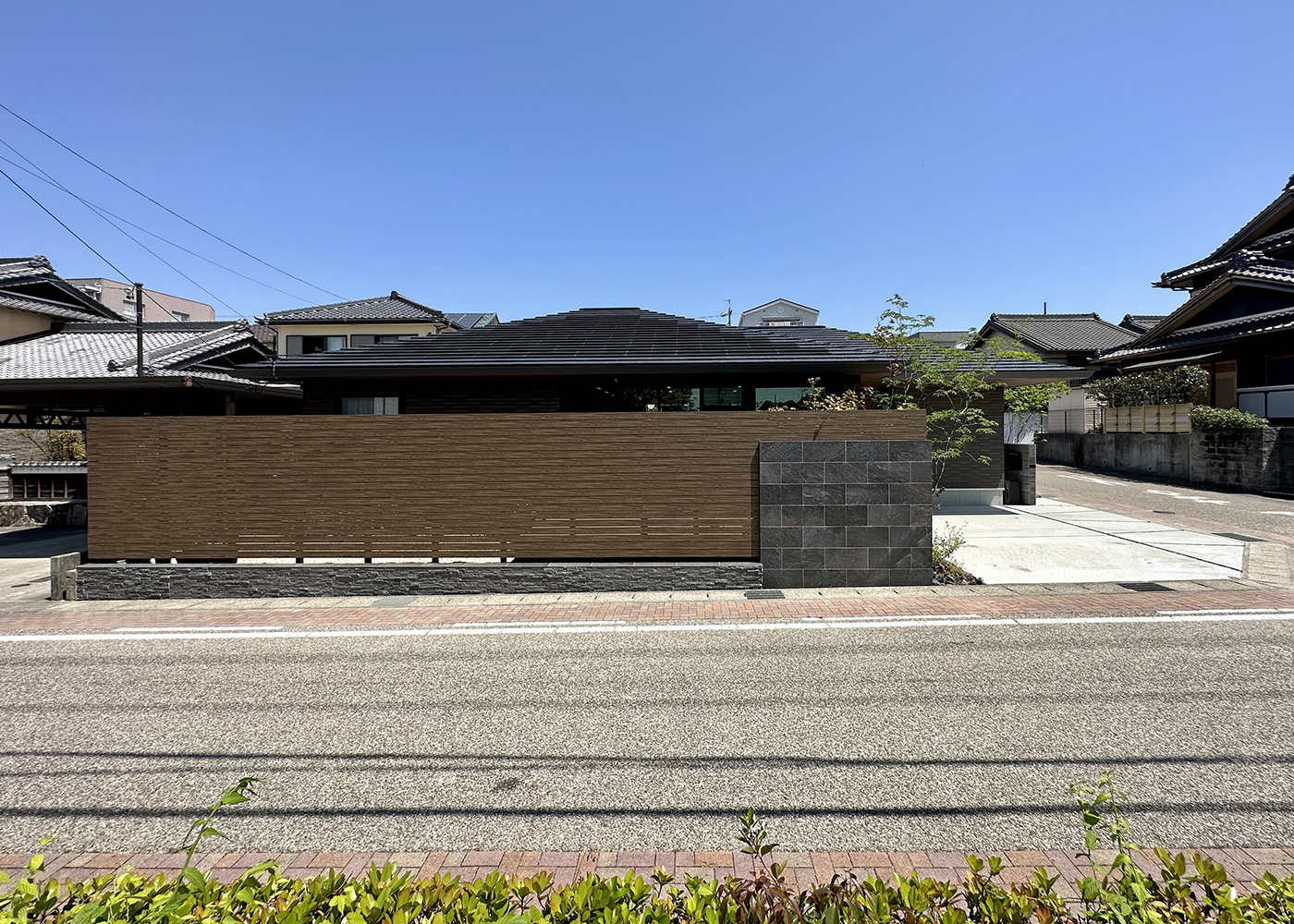 積水ハウス 豊橋支店【デザイン住宅、子育て、平屋】道路側から中が見えやすい立地のK邸。目線を遮る高さのフェンスが設けられ、しっかりとプライバシーが守られている

