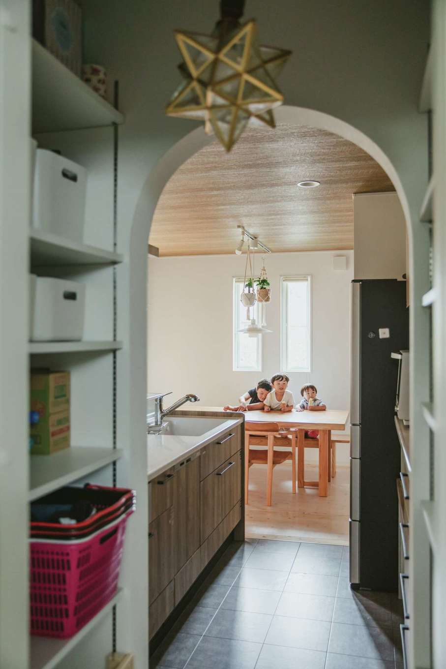 子育て安心住宅 Design Craft Office【デザイン住宅、子育て、平屋】玄関土間から直接パントリーに上がり、キッチンに行けるようにして、買い物帰りの動線を短縮