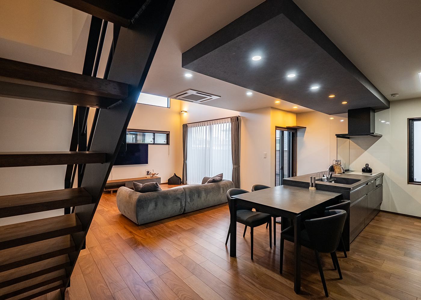 -delphi- デルフィ（藤井建築事務所） 【デザイン住宅、高級住宅、建築家】キッチンからリビングが見渡せる