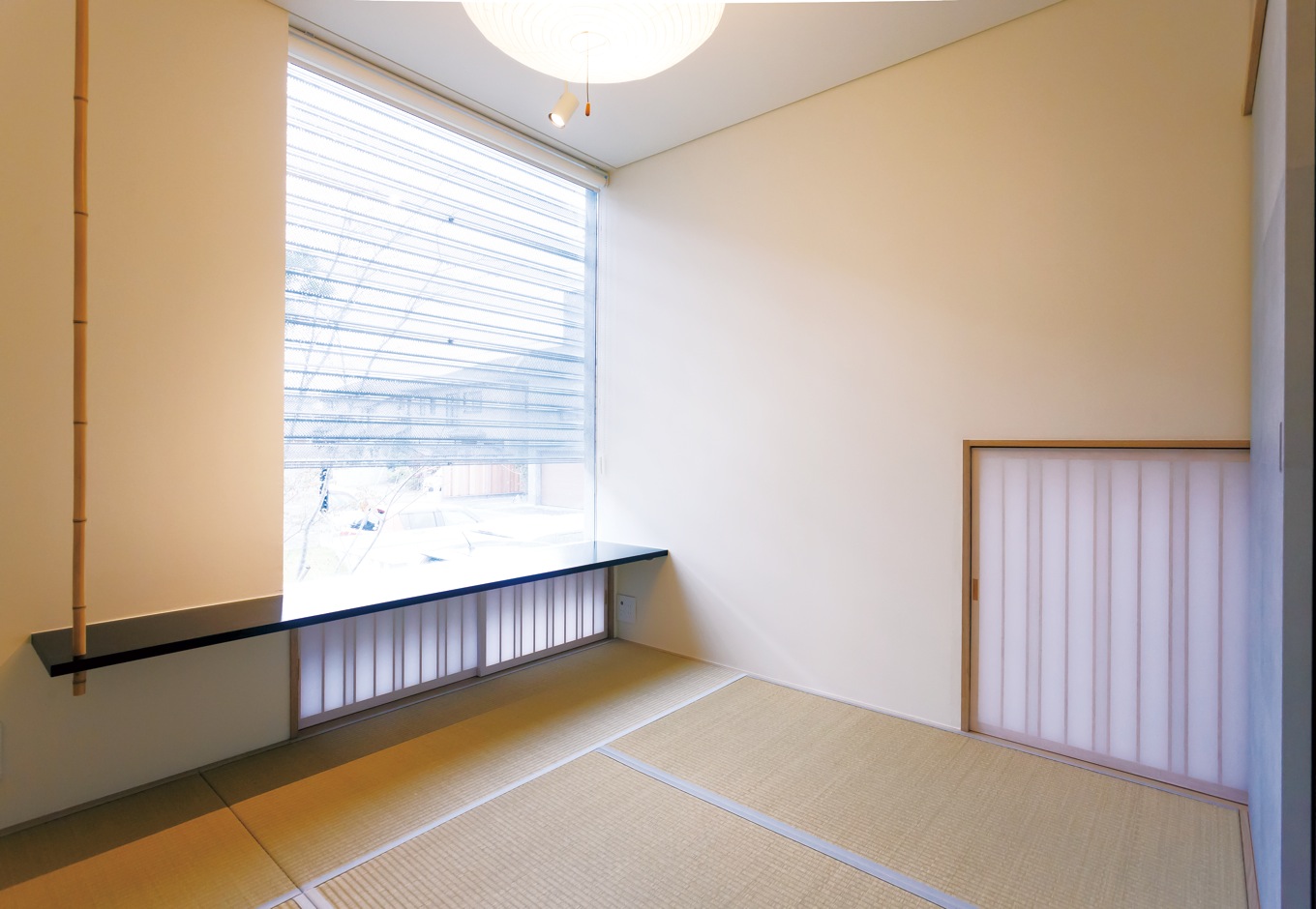 MABUCHI【デザイン住宅、建築家、鉄骨鉄筋コンクリート構造】東京に住む長女家族が泊まりに来た時に使う和室。大きなFIX窓を設けて視線を遠くへ運んだり、畳の縁を細くして広く見せたり、アクセントに白竹を採用するなど、建築家の細やかな感性が宿る