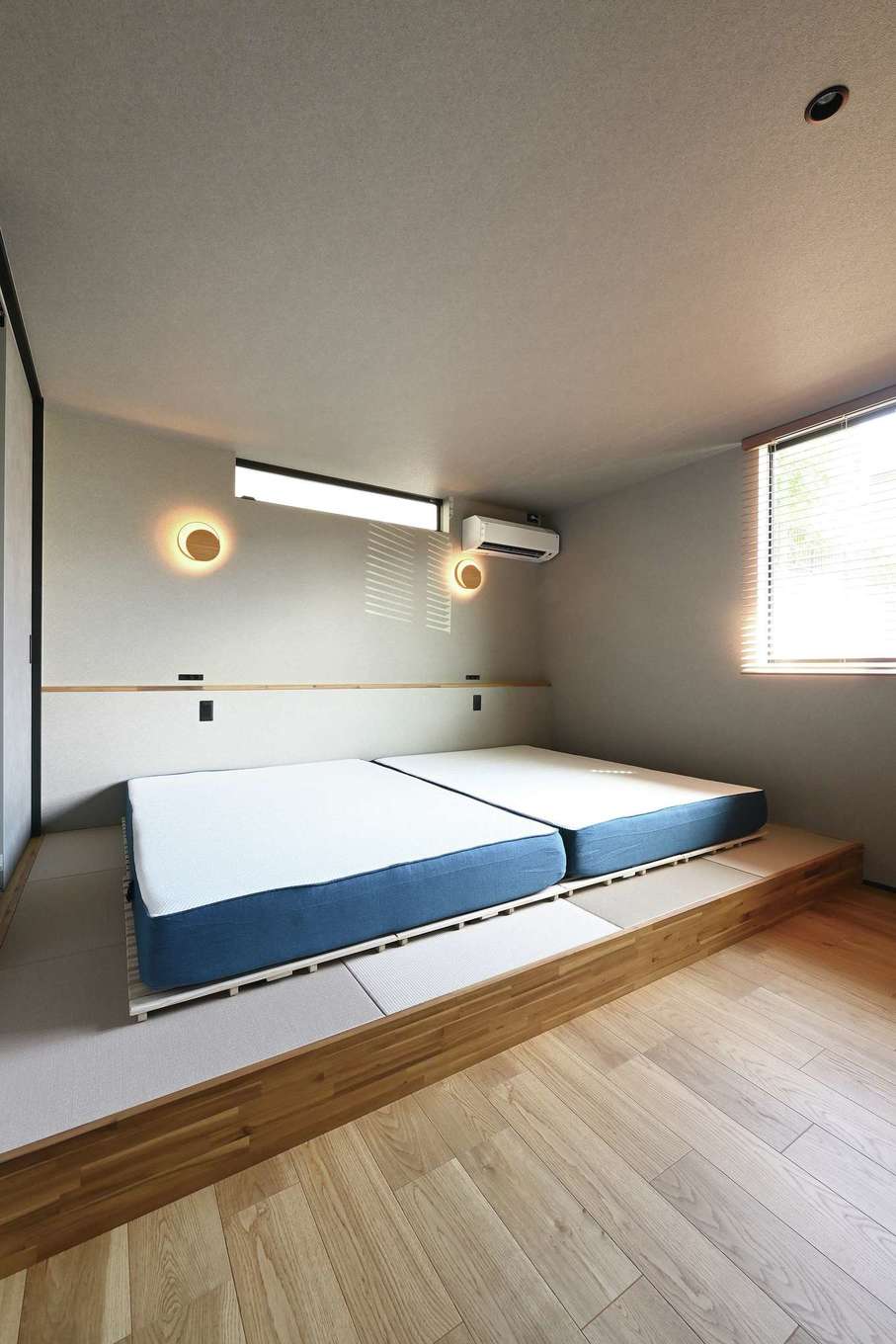 REIWA HOUSE（令和ハウス）【省エネ、間取り、平屋】家のどこかに畳を取り入れたいと思って、主寝室の小上がりに採用した。窓や照明にもこだわり、旅館のようにしっとりと落ち着ける空間に仕上がった