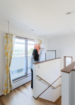 日当たり抜群の2階フリースペースに部屋干しポールを設置。軒の深いベランダに直結するので、休日は外干しすることも