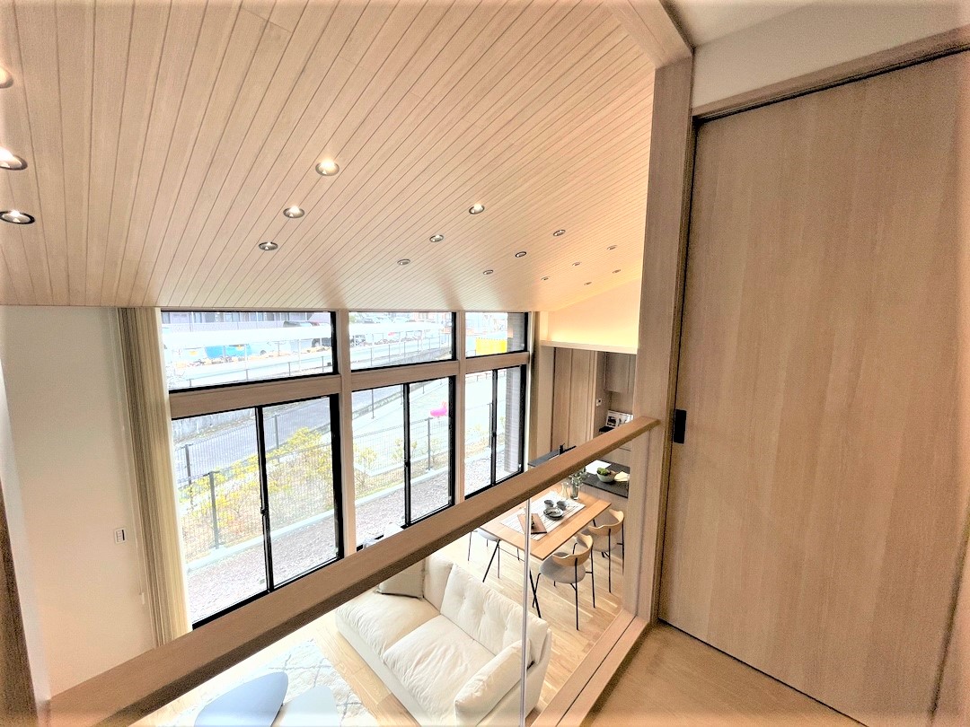 ミサワホーム静岡【収納力、平屋、スキップフロア】リビングと緩やかに繋がるスキップフロアデザインは、家族の気配が感じられる程よい距離感。リビングの天井高は最大4.2ｍで開放感抜群