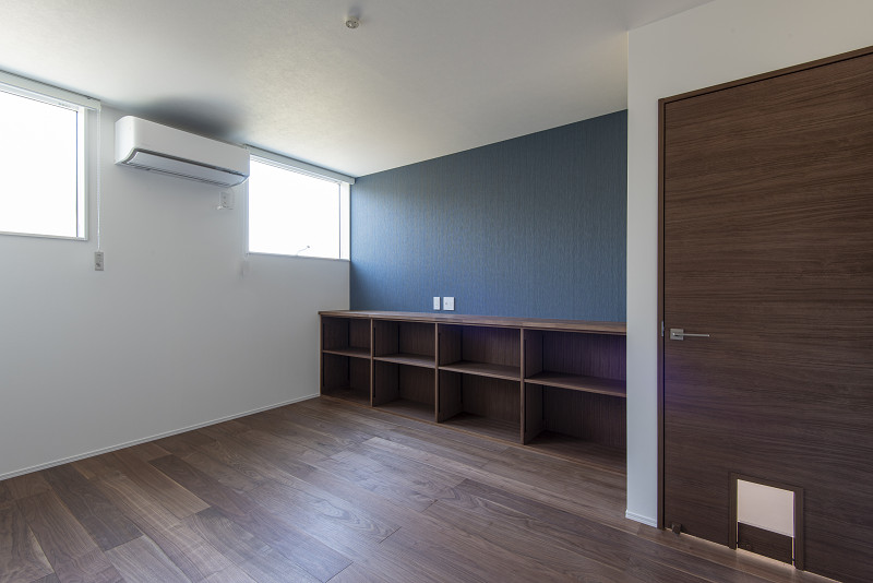 トキワハウス デザイン アンド ビルド（常盤工業）｜明るい陽射しが差し込む子ども部屋。落ち着いたトーンの壁と収納棚で、楽しさと機能性を兼ね備えている。
