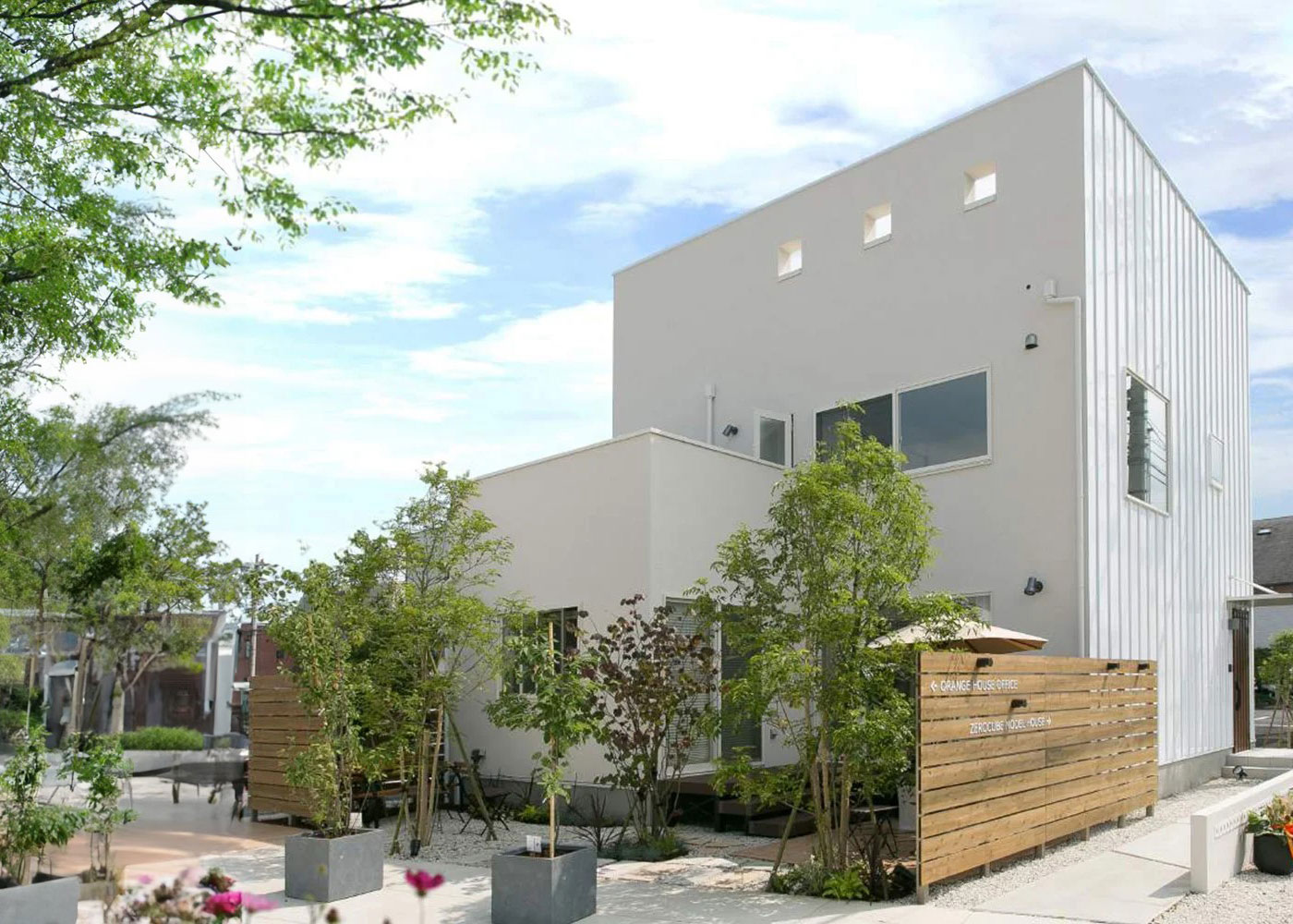 オレンジハウス【静岡市葵区沓谷5-9-14・モデルハウス】【ZERO-CUBE+BOX SKYBALCONY】緑に映えるシンプルなキューブ型の外観