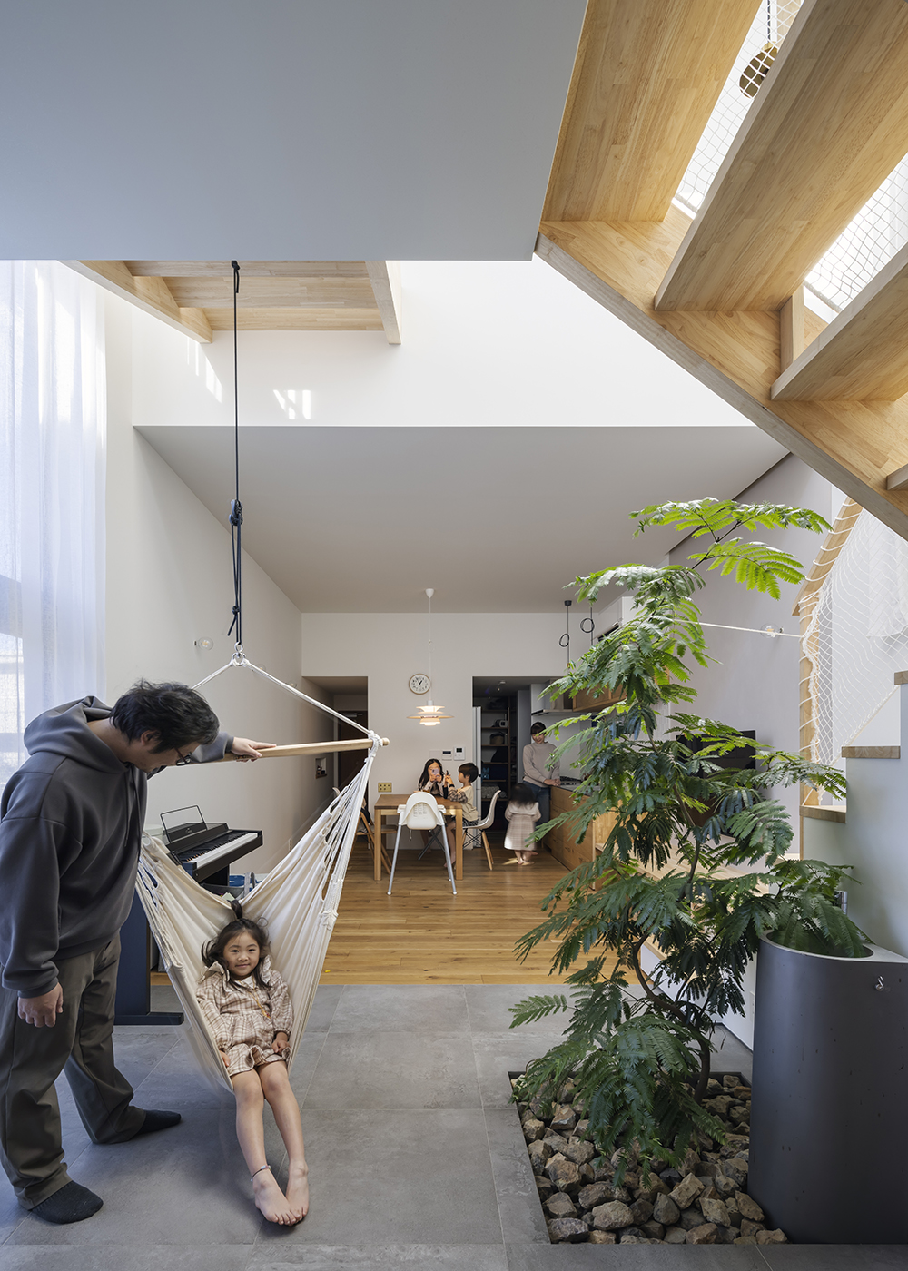 NATUREスペース【狭小住宅、建築家、スキップフロア】中庭風のリビング