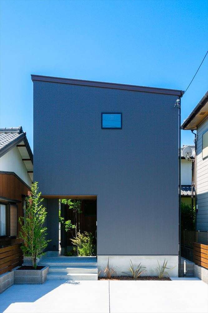温戸ライフ【自然素材、狭小住宅、間取り】両隣に家が迫っているため、プライバシーを考慮した設計に。シンプルでスタイリッシュな外観に。LDKと水回りを2階に配置することで明るく家事導線の良い暮らしを叶えた。また、内に対しては空間の広がりを重視。中でも、この家のシンボルである坪庭がもたらすあふれるほどの開放感は、家の中からでないと味わえない特別なもの