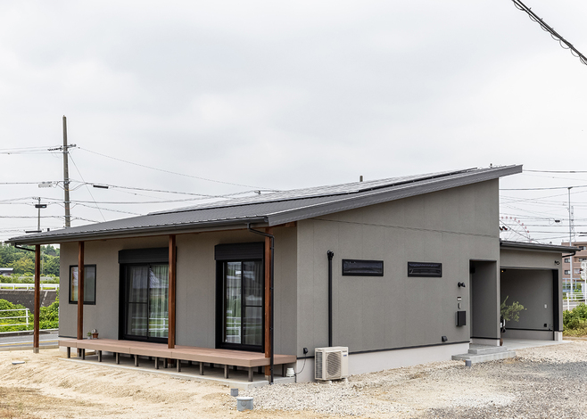 グレーの平屋の外観