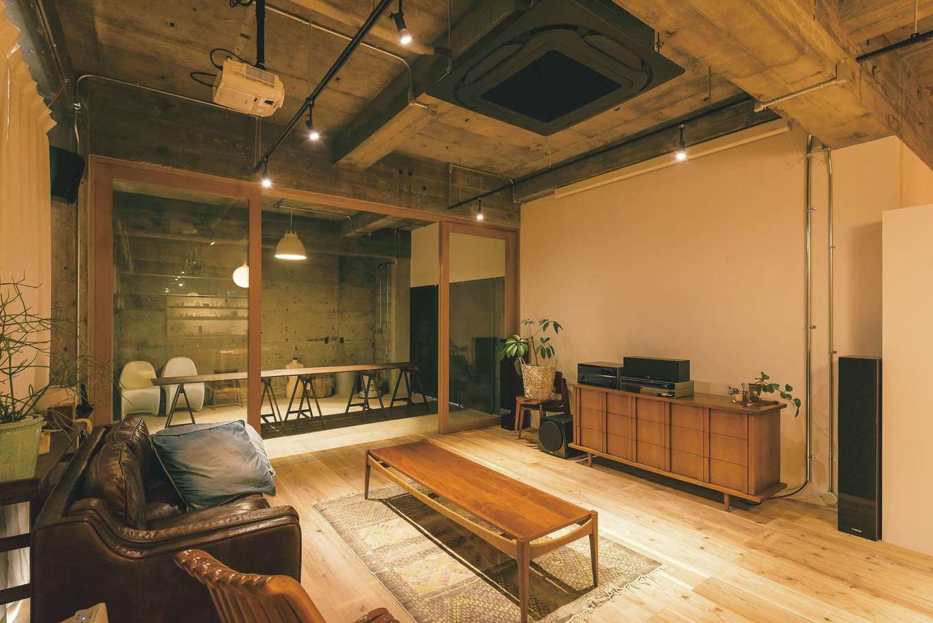 建杜 KENT（大栄工業）｜木、鉄、革という異素材が絶妙にマッチしたリビング