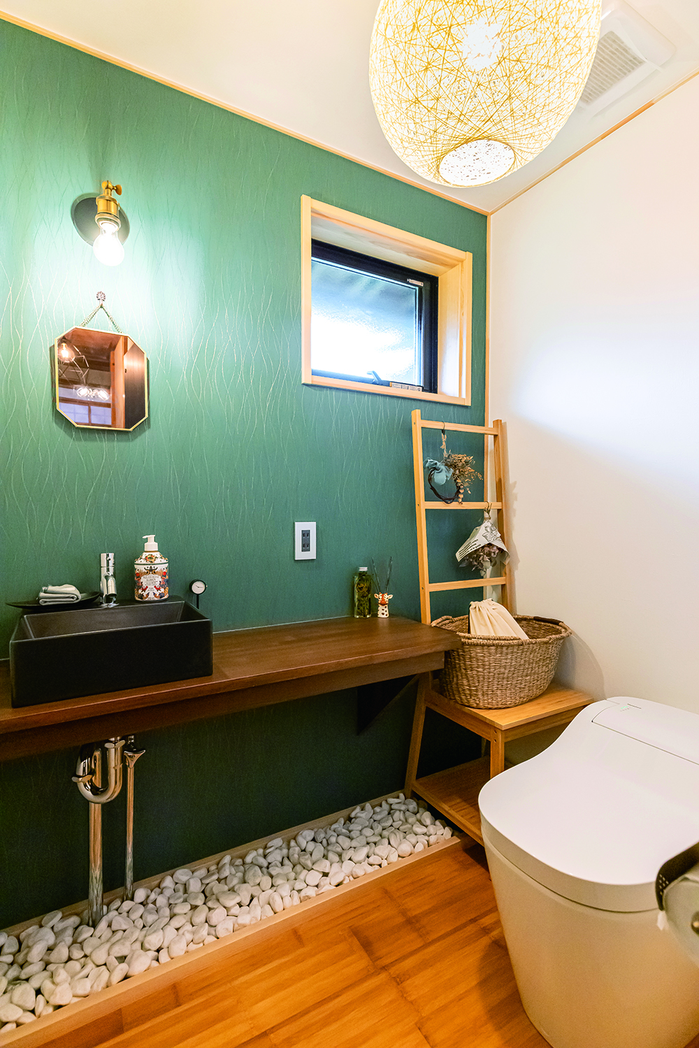 瀧口建設｜トイレはアクセントクロスや玉砂利で特別感を