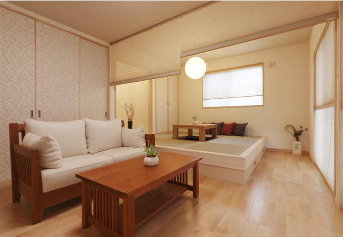 小野田産業～designers house project～【デザイン住宅、収納力、スキップフロア】客室は落ち着く畳コーナーとソファーでゆったりと話が出来るようにした。プリーツスクリーンで仕切ることも可能