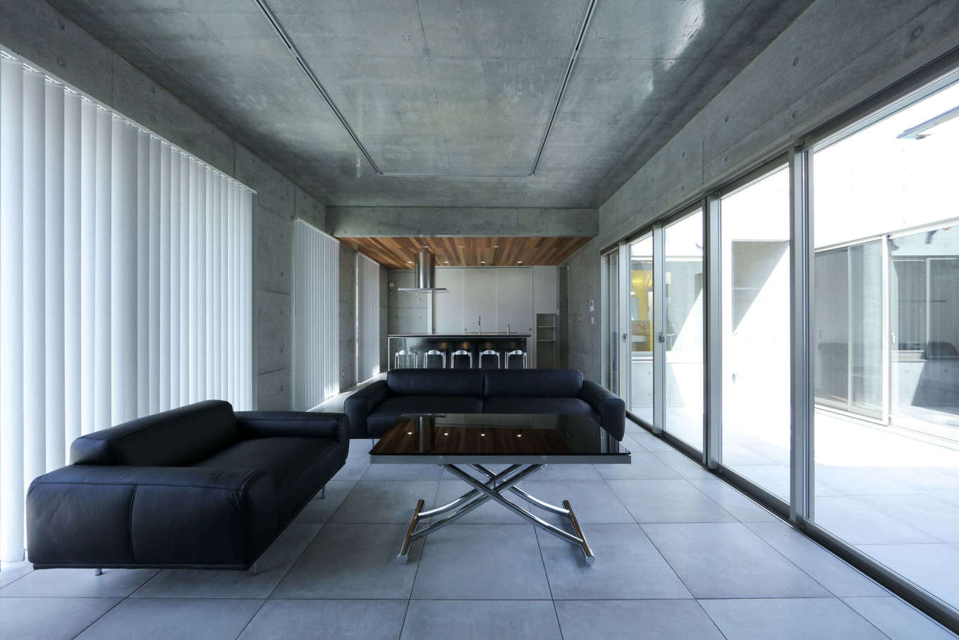 BAUM HOME（岩崎工務店）【デザイン住宅、平屋、鉄骨鉄筋コンクリート構造】開放感あふれる　27畳のLDK。日中は中庭からたっぷりの光と⾵を招き⼊れる