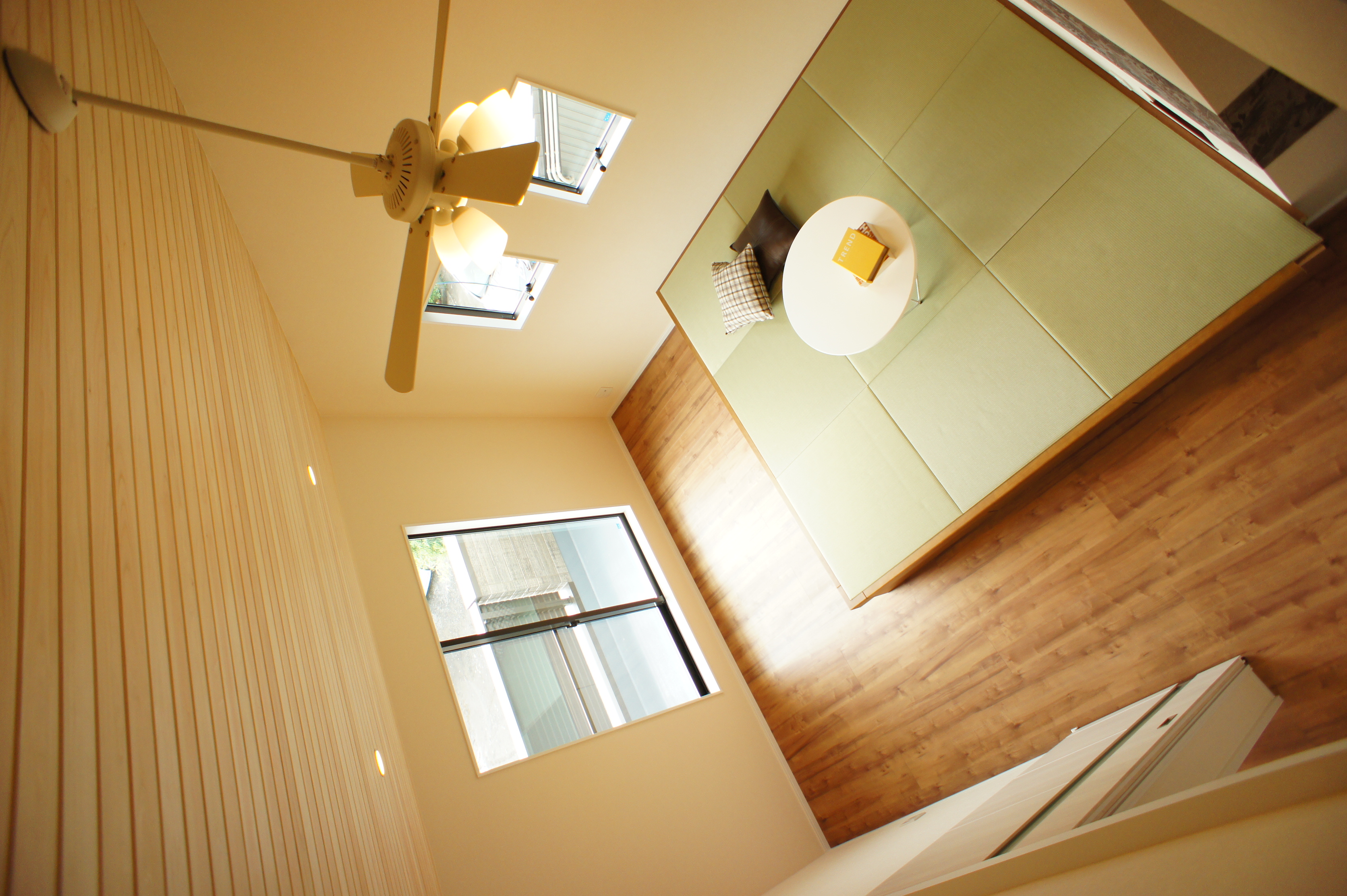 小野田産業～designers house project～｜天井にファンを備えた居心地の良い畳スペース。自然光が差し込む大きな窓があり、開放感が感じられるデザイン。リラックスできる空間設計が魅力的。