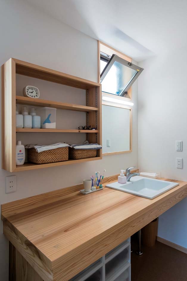 アクトホーム【収納力、自然素材、省エネ】地元の杉材を利用した洗面台。カウンターを広くすることで作業効率アップ
