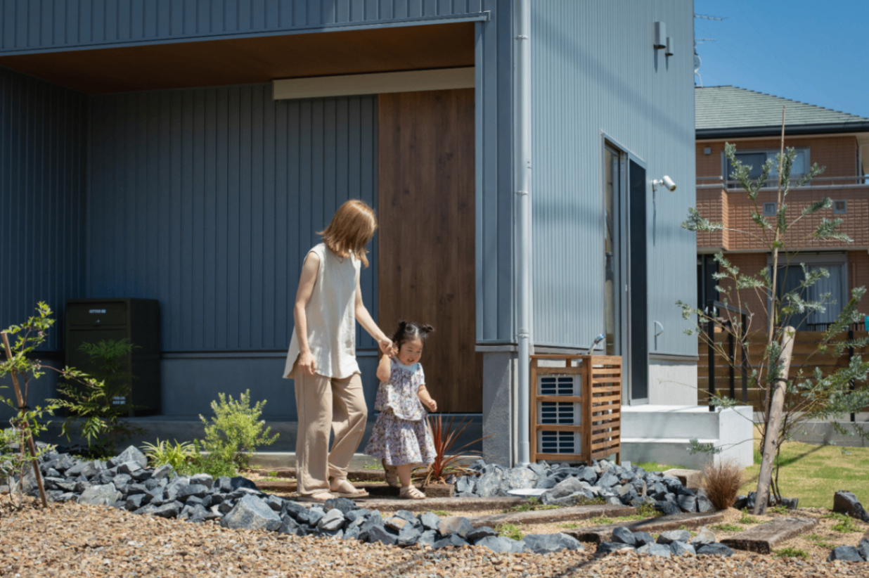 ひだまり工房【デザイン住宅、収納力、間取り】ブルーベリーやアカシアなどが彩るアプローチ。サーフィン好きな旦那さまのライフスタイルに合わせ、外でシャワーを浴びてそのまま土間に入れる掃き出し窓を設置しています。