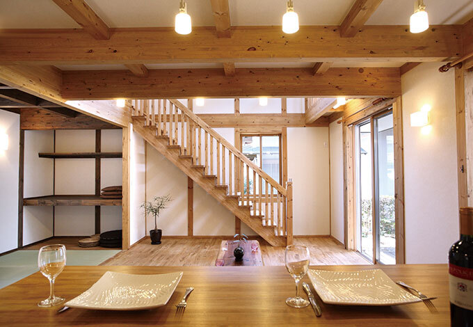 キッチンからは吹き抜けを通して２階の気配も感じ取れる