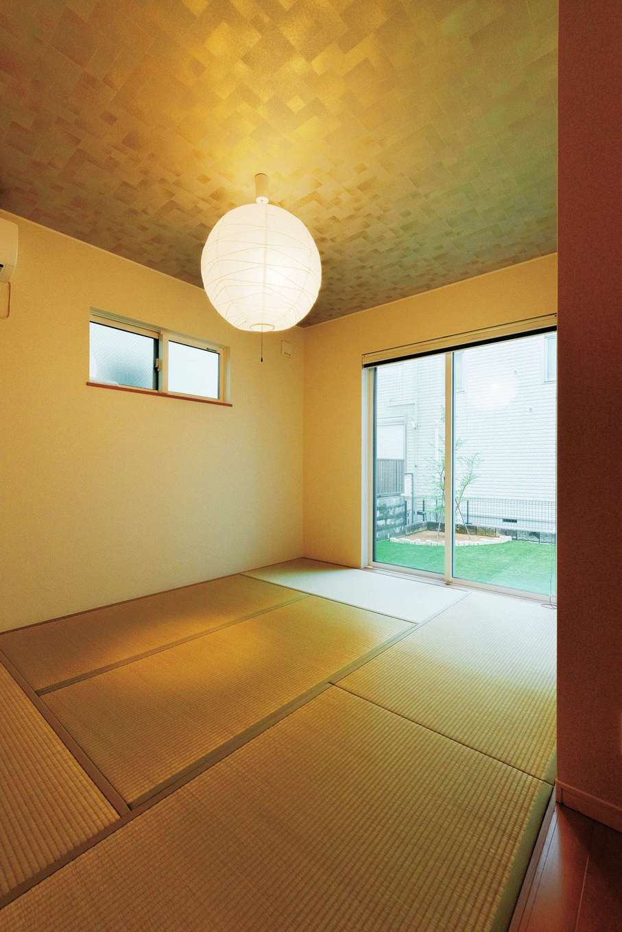 アイワホームサービス【デザイン住宅、屋上バルコニー、ガレージ】庭に面した和室は落ち着いた設えに。庭で遊ぶ長男を見守る際に、長女を安心して寝かしつけておける便利な空間