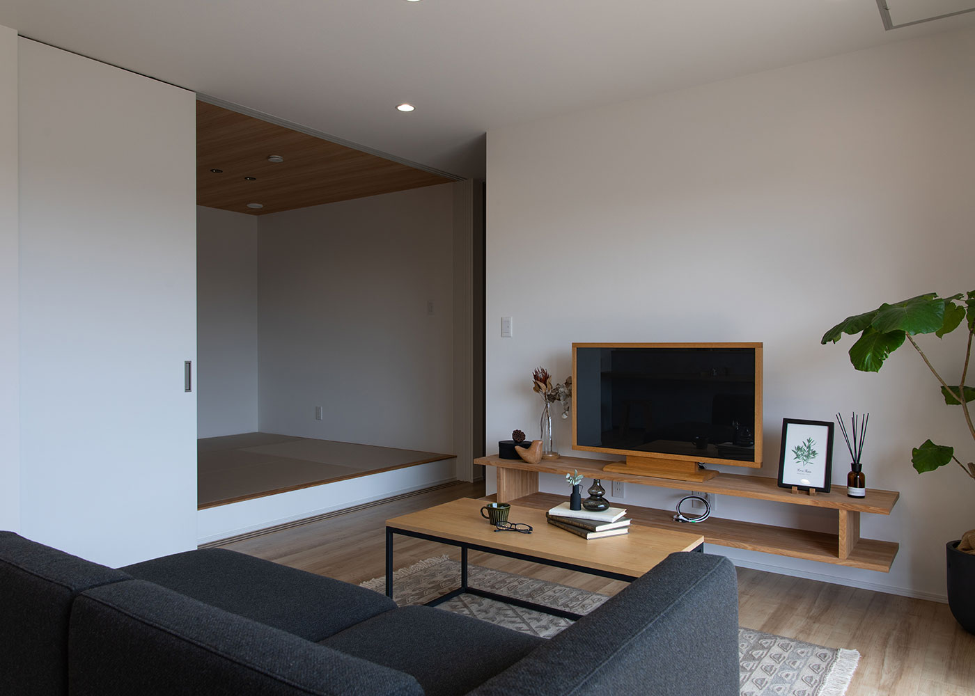 KUREKEN HAUS（榑林建設）【デザイン住宅、収納力、ペット】大勢の来客の際は、リビングと和室をつなげて大空間に