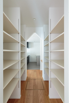 容量の収納スペースを備えたパントリーは、日々の食品ストックや調味料を整理するのに便利。非常用飲料や保存食などもまとめて収納可能で、防災対策としても役立つ機能的な空間。玄関横の家族用玄関から直接入れるように設計しました。