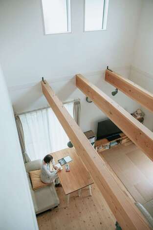 子育て安心住宅 Design Craft Office｜ヒノキの香りに包まれた空間に、高窓から陽光が降り注ぐ。ダイニングは奥さまが絵本を描く仕事場としても利用。「ここにいると、新しい発想が天から降るように湧いてくるから不思議です」と奥さま