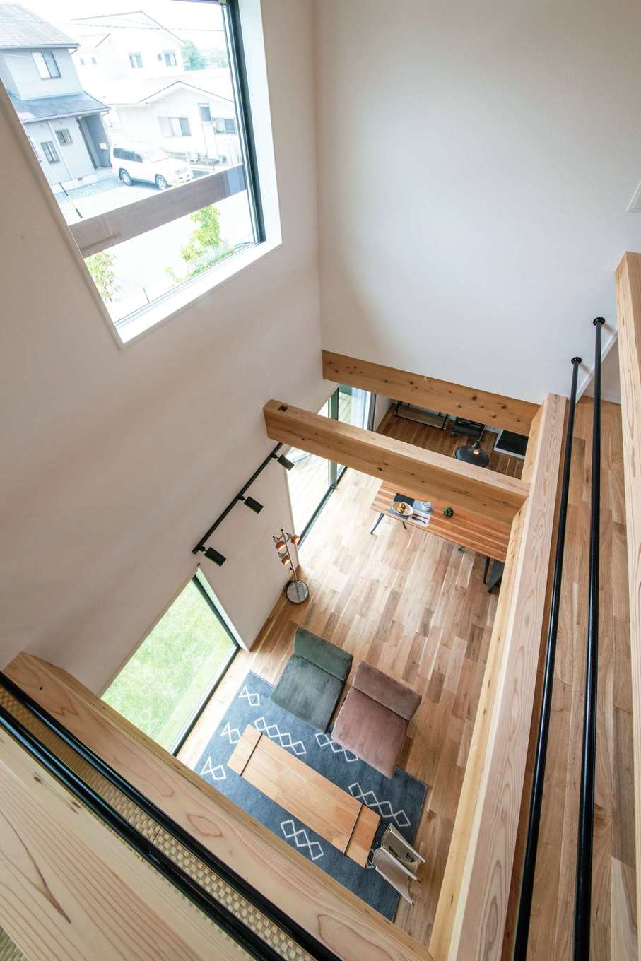 住たくeco工房【趣味、間取り、ガレージ】2階ホールからは1階や庭風景が見渡せる