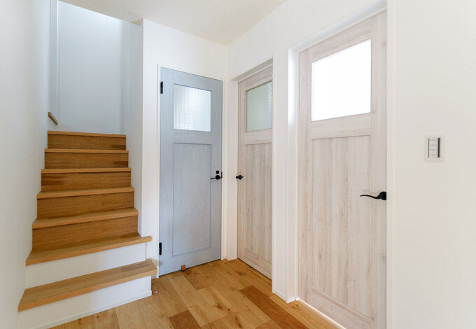 可愛らしい白と水色の建具でちょっとしたアクセントに