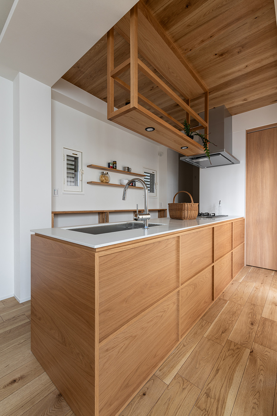 la CASA（ラ・カーサ）｜床の色、質感に合わせてキッチンを造作