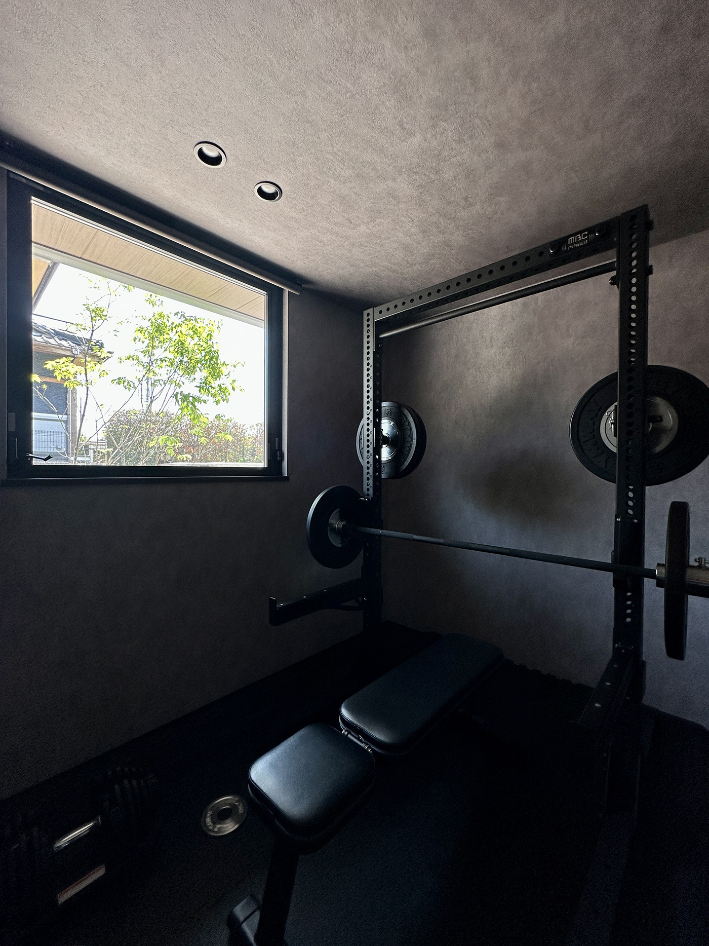 積水ハウス 豊橋支店【デザイン住宅、子育て、平屋】趣味は筋トレだというN邸のご主人。プライベートなトレーニングルームを設けた。母家とは棟が離れているため、夜でも音を気にせずトレーニングに励める