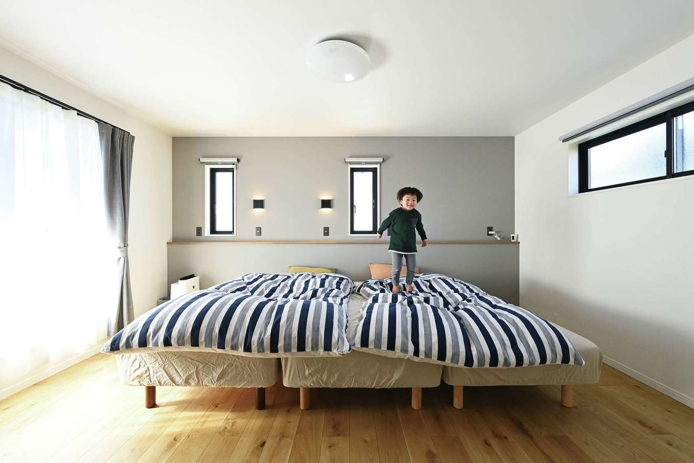 カナメクラフト（かなめ創建）【デザイン住宅、子育て、間取り】子どもが小さいうちは家族みんなで寝られるように、主寝室を広めに確保した