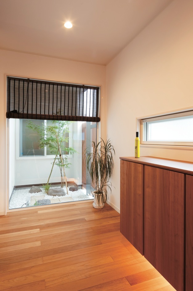 玄関奥にある坪庭はご主人のこだわり。浴室からもライトアップされた紅葉が見える