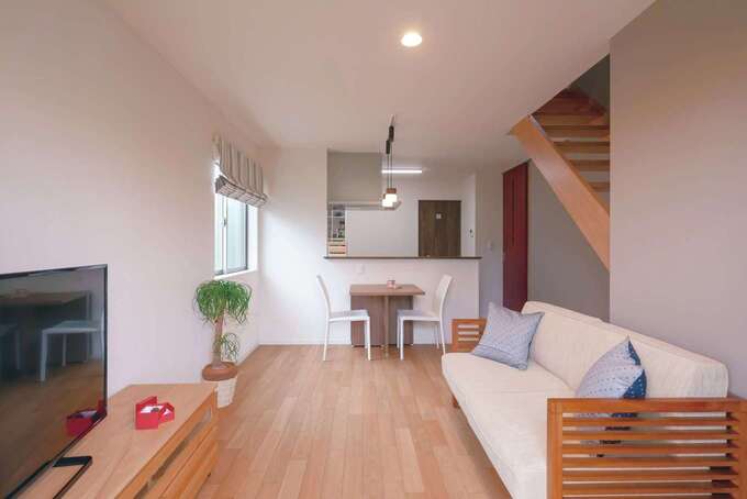 子世帯のキッチン奥には水回りが続く。延床40坪と二世帯としてはコンパクトだが、経験に基づく的確な設計により、狭さ、不便さを感じることはない