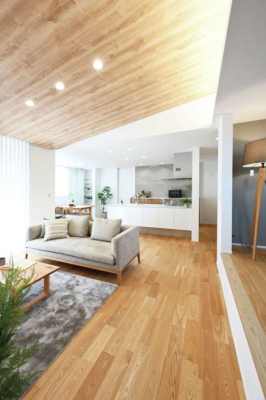 ユートピア建設【省エネ、間取り、平屋】パッシブデザインを取り入れ、一年を通して明るい光が差し込むようにした22畳のLDK。勾配天井が空間に広がりを演出している