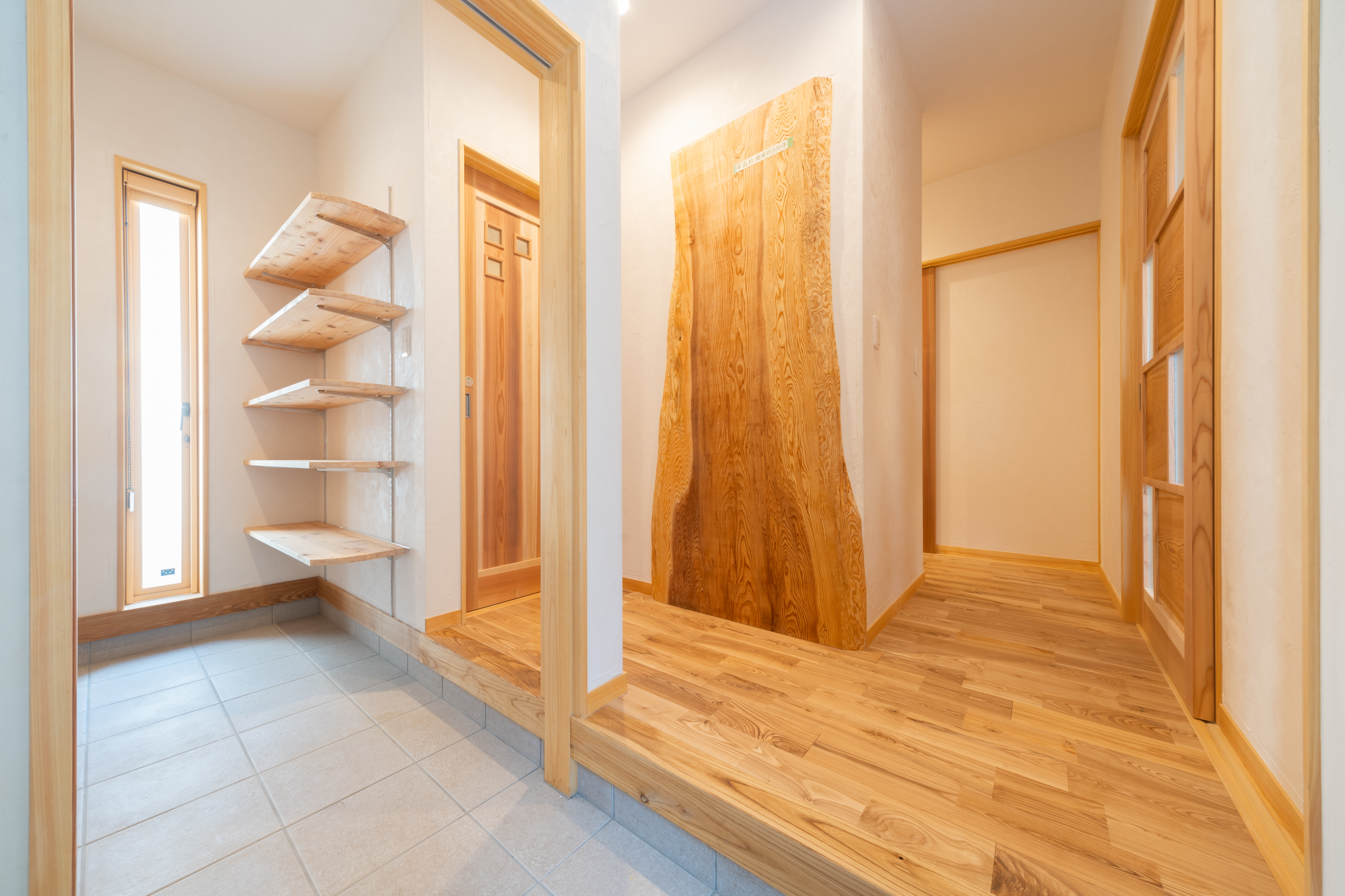 自然素材を多用し快適な空間をつくります