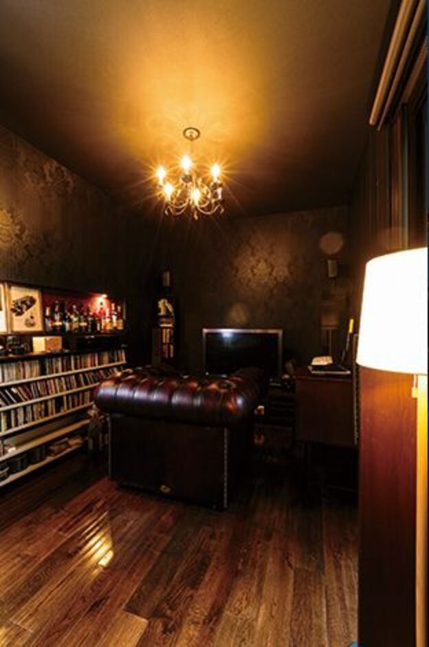 英国伝統の総革張りソファ「チェスターフィールド」に合わせてデザインしたシアタールーム。重厚で圧倒的な存在感を放つアンティークスタイルの椅子に身体を沈め、独創的な空間で映画やお酒を愉しむのがご主人の至福のひととき