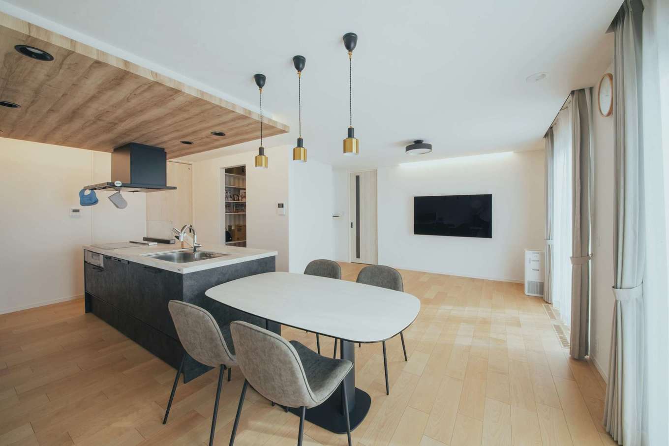 子育て安心住宅 Design Craft Office【デザイン住宅、子育て、間取り】キッチンの折下げ天井や間接照明が、空間にメリハリをプラス。畳数以上の広さを演出する