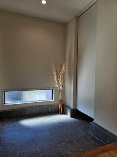 シンプルな中にも細部にこだわりを見せ、入った瞬間から素敵な住まいとわかる玄関。